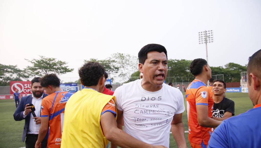 “Dios siempre campeón, yo no”, fue el mensaje del DT de los Lobos de la UPNFM tras triunfar ante el Vida. 