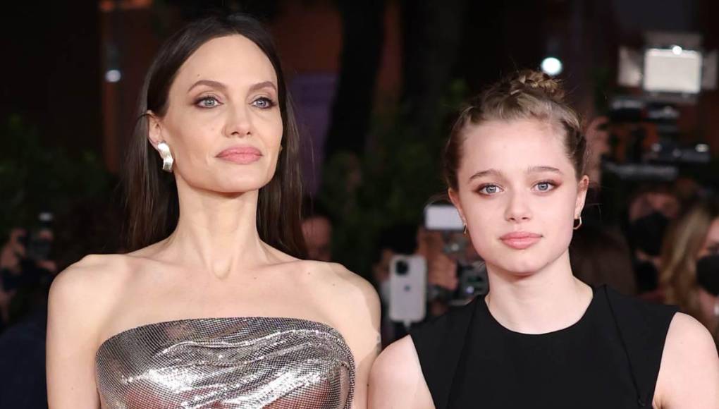 Shiloh Jolie-Pitt, la primogénita de Angelina Jolie y Brad Pitt tiene 17 años de edad. Le gusta el baile, dar tutorías y participar como asistente de producción en los proyectos relacionados con su madre.