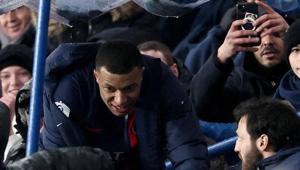 “No entiendo nada de lo que hace Luis Enrique, sus puestas a punto, sus rotaciones... pero también me infla la actitud de Mbappé. Siempre está haciendo comentarios. Salir así, hacerse selfies, saludar a la gente como un rockstar... ¿Pero quién hace eso? ¿Quién sube a la tribuna presidencial en medio de un partido? ¿Dónde está el respeto a sus compañeros? Y es más, sonríe. Sabe muy bien lo que hace. Estamos cansados de todo este circo, todo este cine”, es el comentario de un aficionado del PSG, el cual reprodujeron en el programa After Foot.