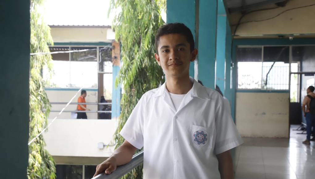 Darwin Julian Durán aseveró que se convertirá en un ingeniero de profesión ya que desde niño ha tenido esa pasión. ”Felicito a mi madre que está de cumpleaños hoy en este día de esta entrevista y le agradezco por su fiel apoyo, ya que sin él no sería nada”, compartió. 