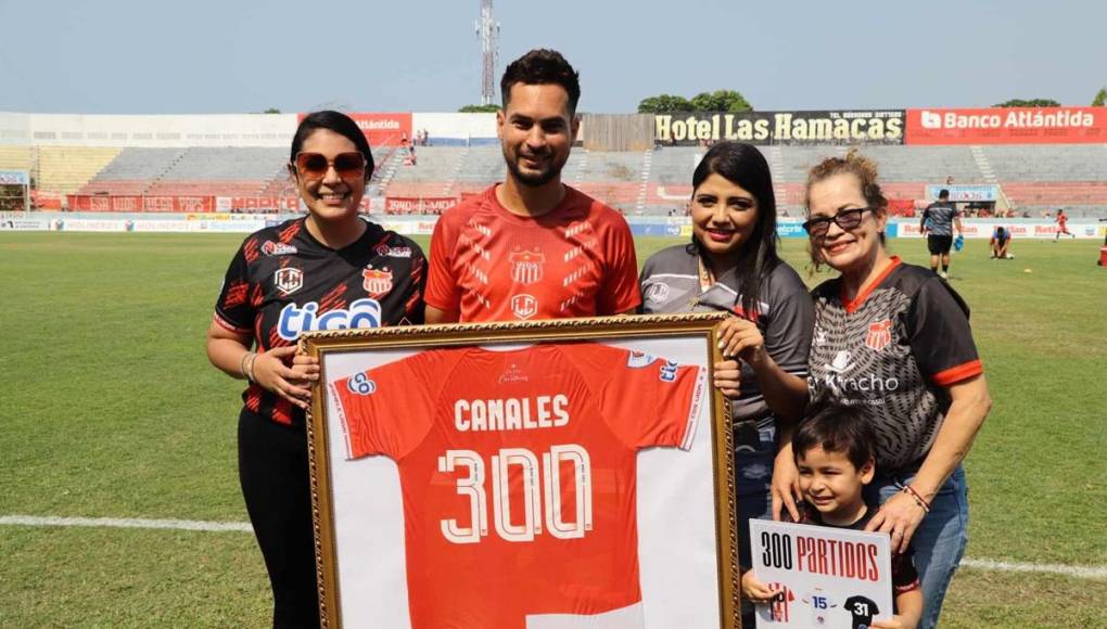 Marcelo Canales recibió por parte del Vida un detalle al cumplir 300 partidos en la Liga Nacional de Honduras.