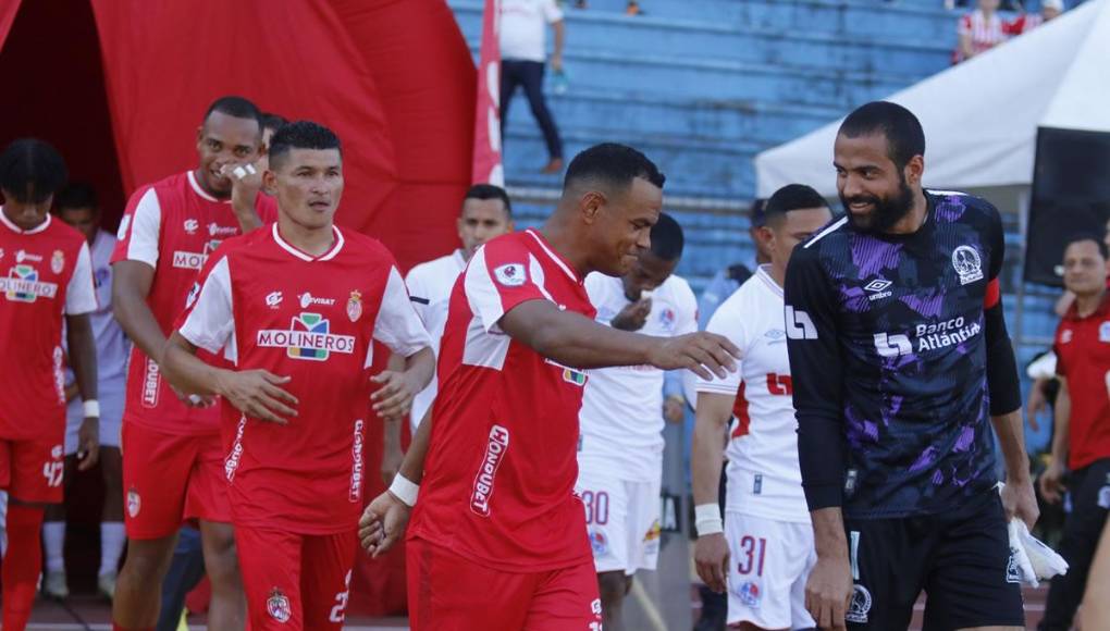El buen rollo entre Rony Martínez y Edrick Menjívar, capitanes de Olimpia y Real Sociedad. Fueron compañeros en el club albo.