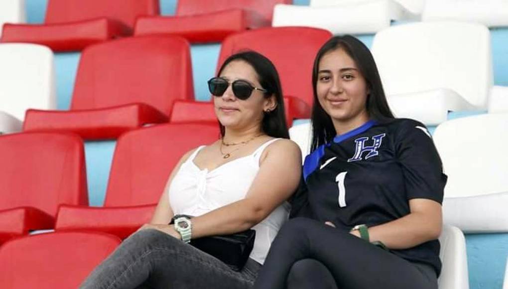 Dos bellas aficionadas que asistieron al estadio Nacional Chelato Uclés.