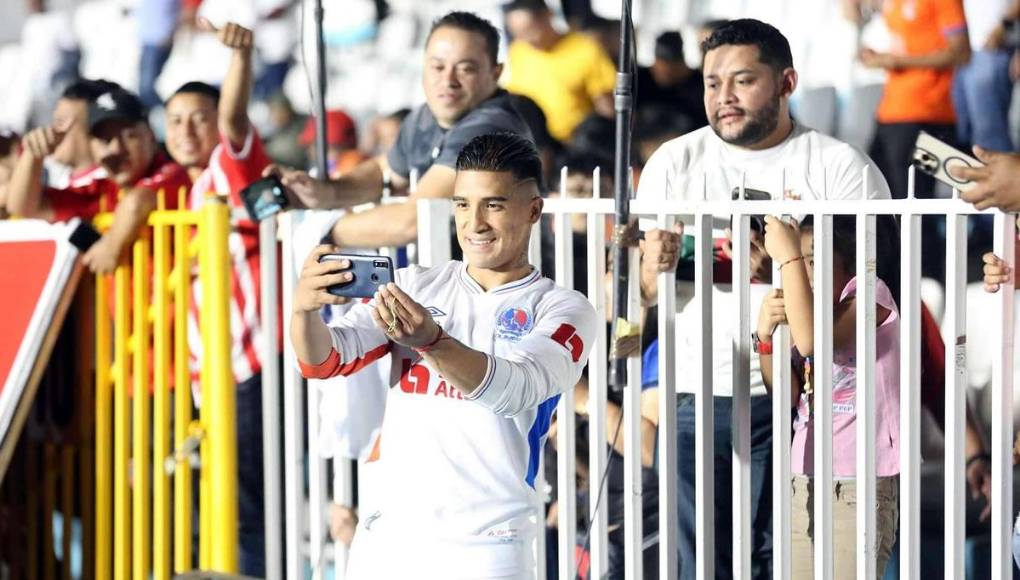 Michaell Chirinos está siendo muy querido por la afición del Olimpia.