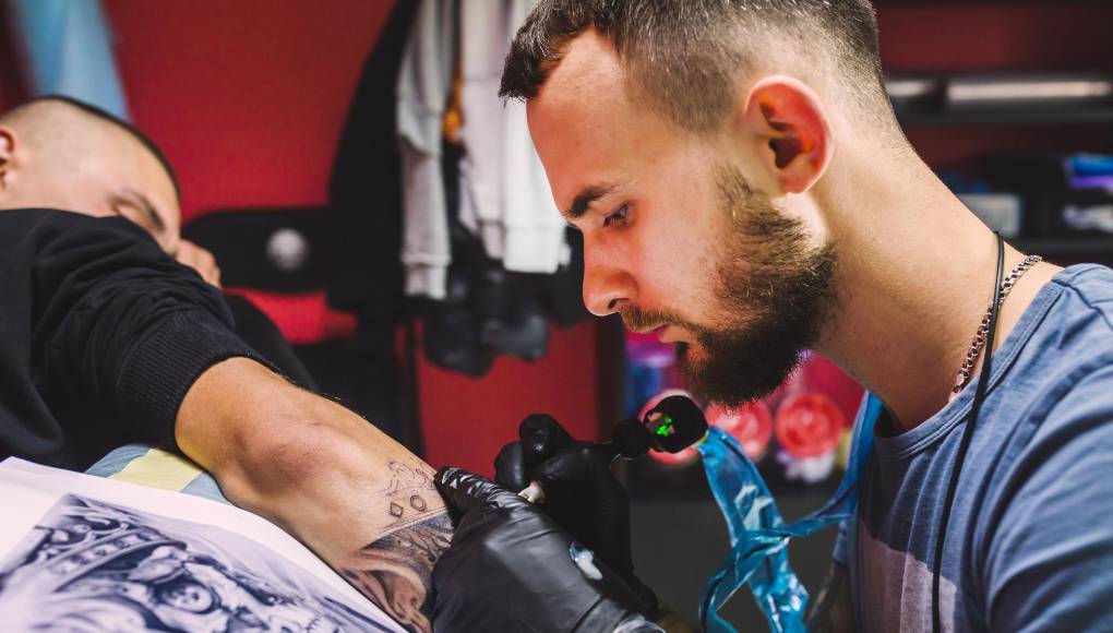 ¿Piensa tatuarse? Estos aspectos debe considerar