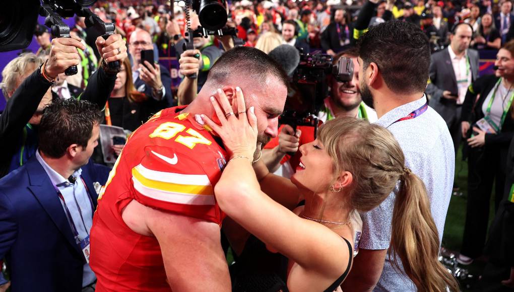 La parejita de moda en Estados Unidos fue captada por los fotógrafos tras finalizar el partido, donde salieron victoriosos los Kansas City Chiefs. 