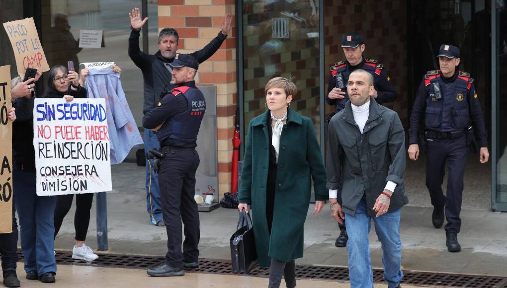 La corte lo sancionó también a cinco años adicionales de libertad vigilada, orden de alejamiento de la víctima por nueve años y medio y el pago de una indemnización de 150.000 euros (unos 163.000 dólares).