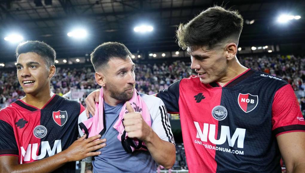 Estas cuestiones alejadas del ojo público ofrecieron un marco diferente a un amistoso histórico, que reunió al actual club de Leo con la escuadra que lo vio nacer en su ciudad natal.