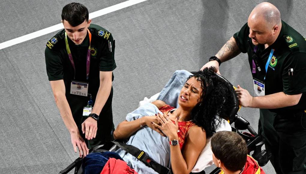 María Vicente fue evacuada en camilla de la pista y entre lágrimas.