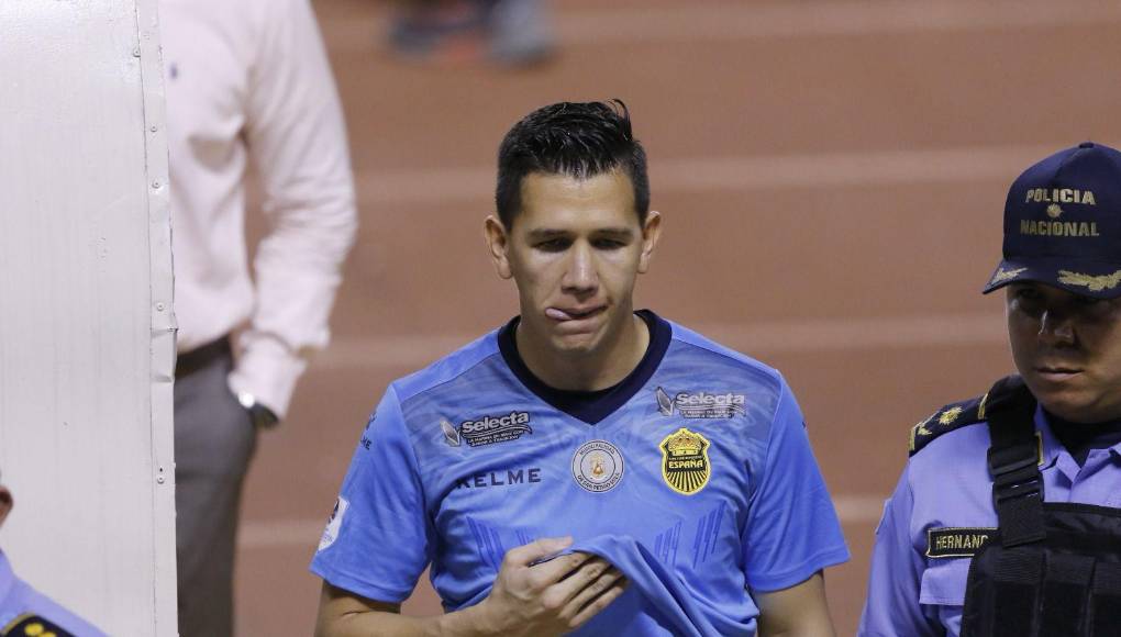 La tristeza de Michael Perelló al terminar el partido. El golero cometió el error en la tercera diana y el doblete de Rony Martínez.