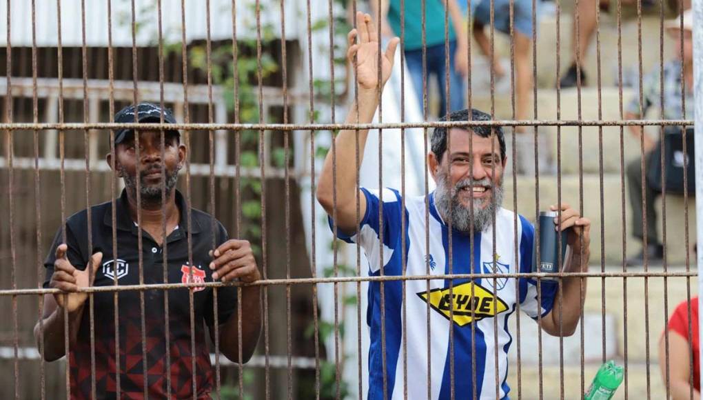¡El infiltrado! Un aficionado del Victoria llegó con la camiseta del equipo jaibo a ver el partido del Vida contra la UPN.