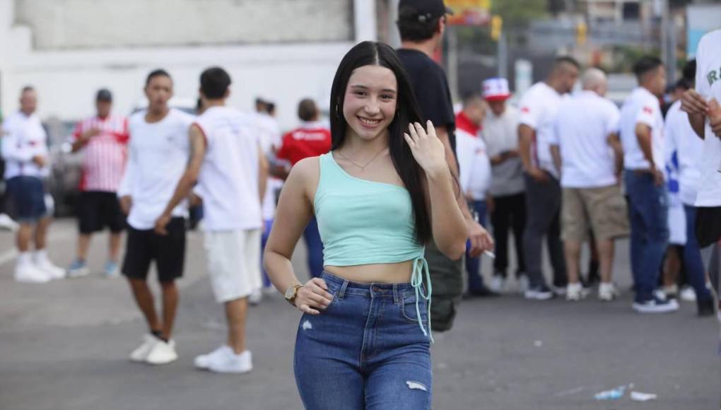 Así posó esta aficionada antes del arranque del partido entre Olimpia y Marathón, 