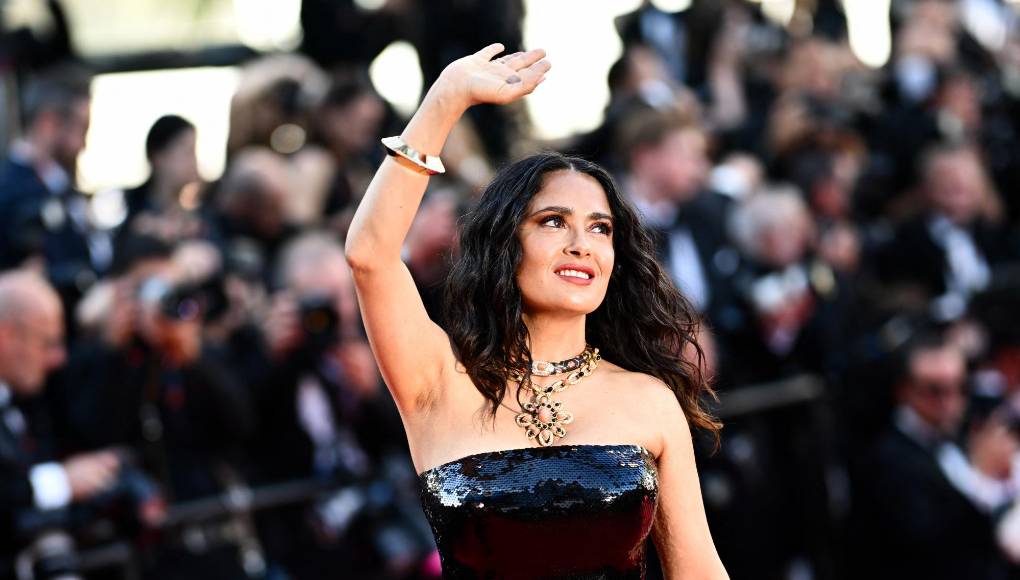 Salma Hayek fue una de las invitadas vistiendo Saint Laurent por Anthony Vaccarello hecho de lentejuelas en modelo strapless y falda columna, con un collar de la casa Boucheron.