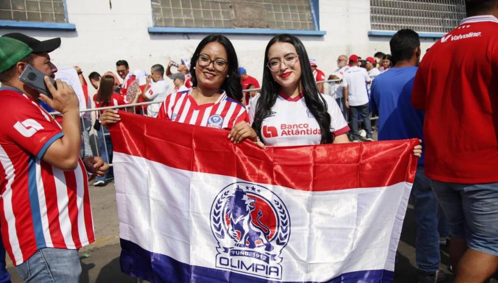 Aficionados de todas las edades llegaron para animar al equipo Albo en la primera batalla de la gran final de la Liga Nacional de Honduras. 