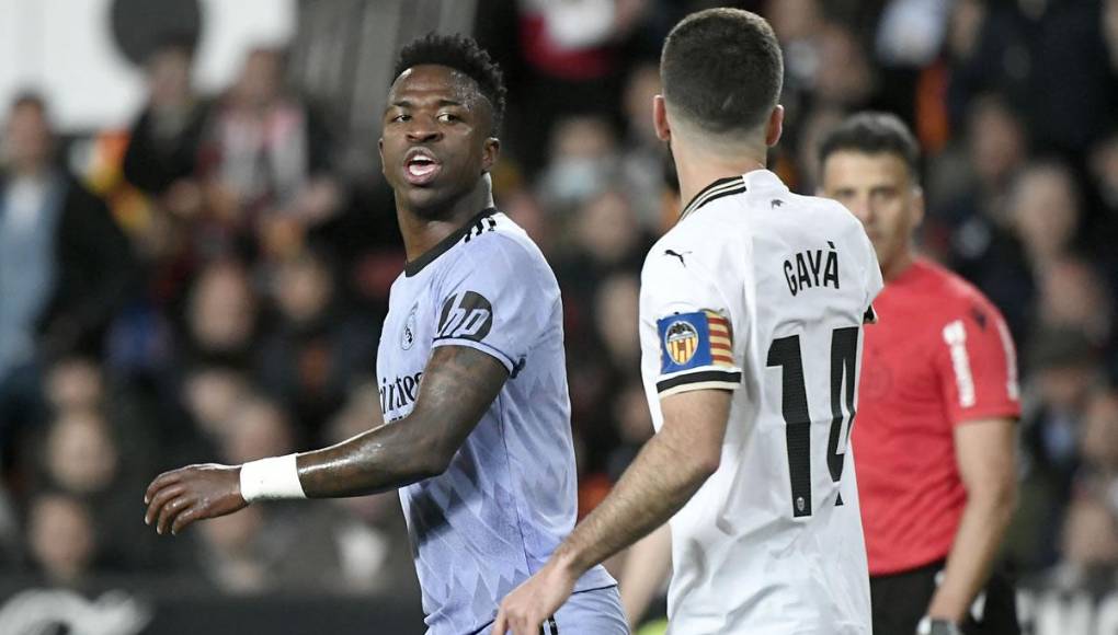 Vinicius vivió un partido intenso y peleado. El brasileño se las tuvo con el capitán del Valencia, José Luis Gayà.