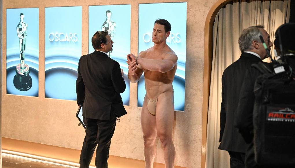 Al igual que en 1974, se hizo una parodia del incidente contando con la complicidad de John Cena, quien vistió un atuendo especial para simular una desnudez completa. Esta fotografía cortesía de la Academia de Artes y Ciencias Cinematográficas (AMPAS) muestra al actor y luchador profesional estadounidense entre bastidores durante la 96a edición anual de los Premios de la Academia en el Dolby Theatre de Hollywood, California.