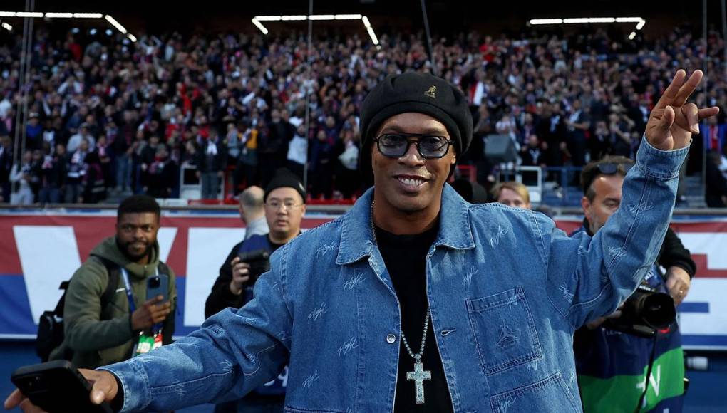 Ronaldinho, exjugador del PSG y del Barcelona, fue uno de los invitados de honor en el Parque de los Príncipes.