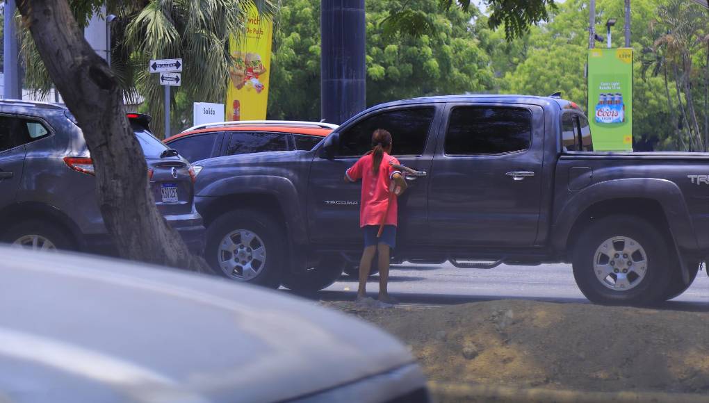 Lo más lamentable que estos niños deberían estar en las escuelas, pero son enviados a trabajar para llevar dinero a sus casas, la mayoría, según asociaciones, provienen de los bordos.