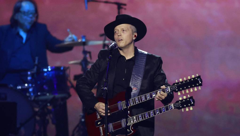 Y su compañero nominado al Grammy, Jason Isbell, arrasó con su interpretación de “Wanted Dead Or Alive” de Bon Jovi.