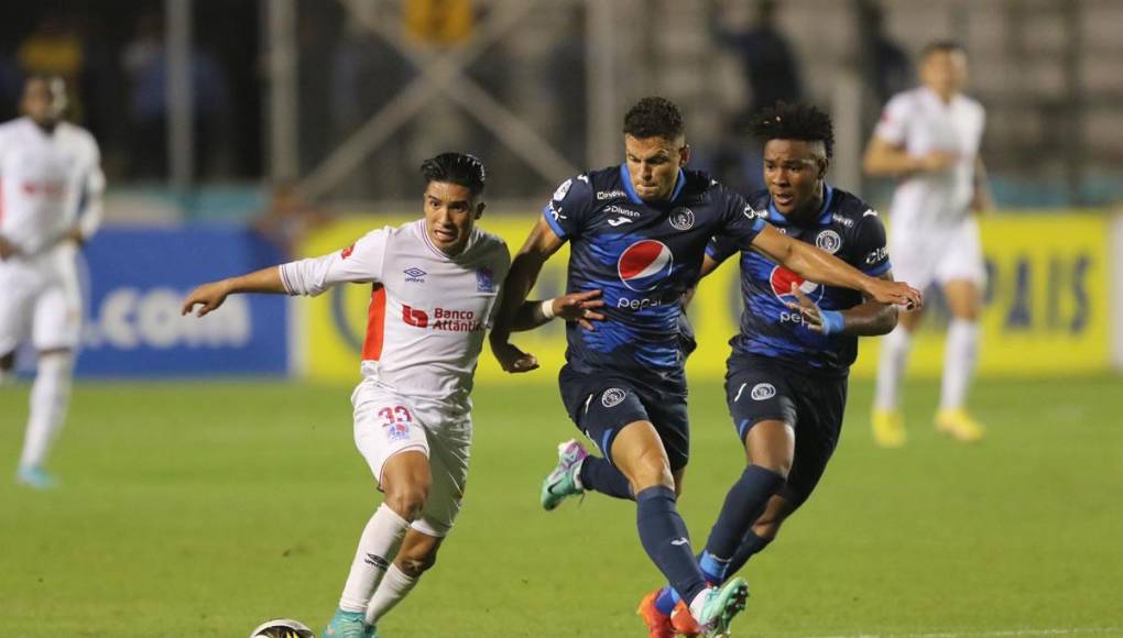 Michaell Chirinos siendo marcado por Marcelo Santos y atrás también le sigue Yeison Mejía.