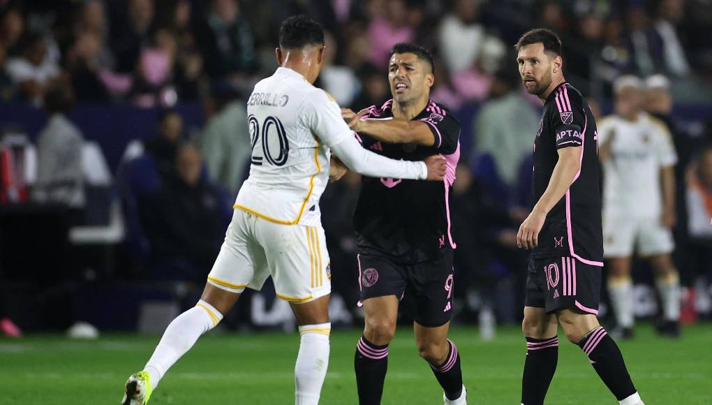 El cruce de Luis Suárez y Cerrillo fue entre empujón y empujón, al ver la escena Messi intervino ante la bronca del atacante uruguayo. 