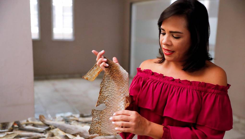 Pili Luna, la hondureña que hace prendas con pieles de pescados