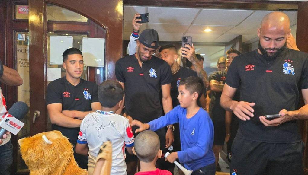 Los jugadores del Olimpia compartieron un rato ameno con los niños que fueron a buscar fotos y autógrafos.