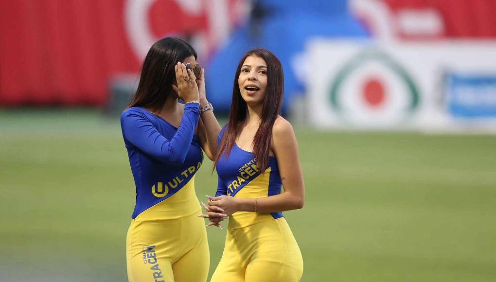 Las bellas chicas que cautivaron en el recinto capitalino. 