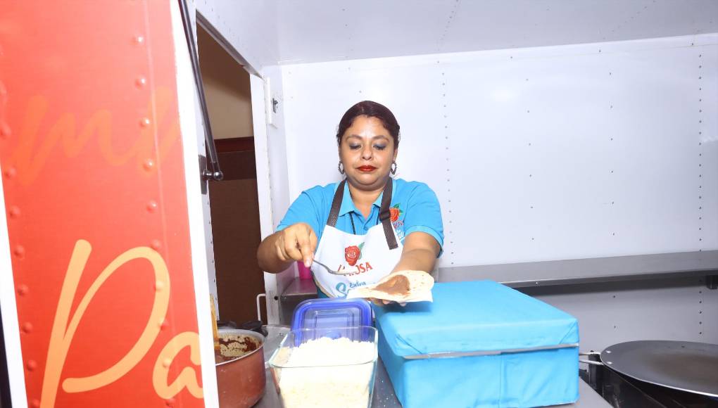 Esta chica prepara baleadas con harina La Rosa para regalar a los asistentes.