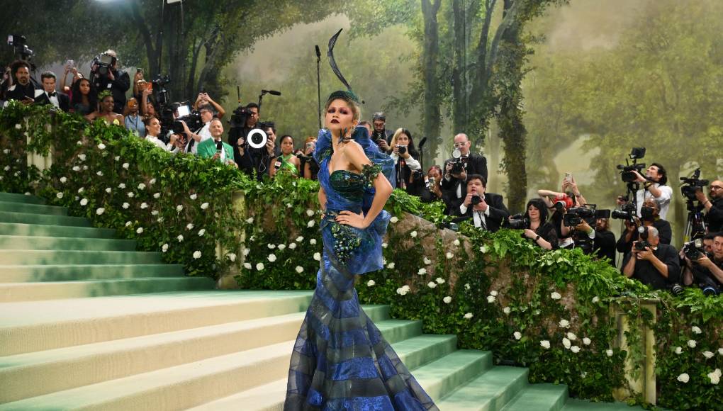 La Met Gala se lleva a cabo en el Museo Metropolitano de Arte en Nueva York. La temática de este año celebra la historia de la moda presentando algunos de los diseños de archivo más hermosos jamás creados, y también hace referencia al mundo natural, y cómo se ha utilizado en ciertos materiales y ha inspirado el diseño.