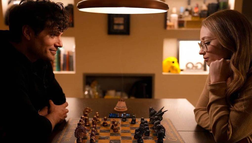 La primera vez que Henry Cavill compartió una foto con ella, fue mientras jugaban una partida de ajedrez en abril del 2021. Junto a la imagen, el actor escribió el siguiente mensaje, confirmando así su nueva situación sentimental: “Este soy yo, mirándola tranquilamente, confiado, poco antes de que mi hermosa y brillante amor, Natalie, me destruya en el ajedrez.”