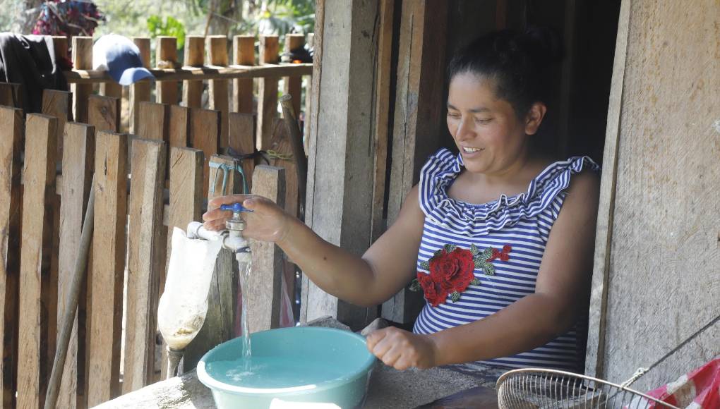 El segundo proyecto fue llevar agua potable a las 21 familias que viven en el lugar, el cual ejecutaron en un mes y donde los hombres de la comunidad apoyaron con mano de obra. 