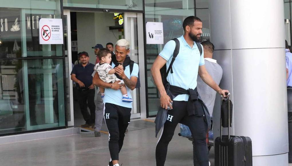 Andy Nájar salió de la terminal aérea cargando a este pequeño en brazos.
