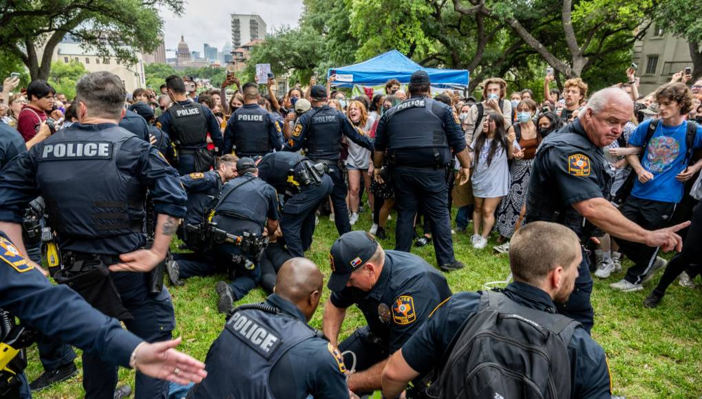El gobernador de Texas, el republicano Greg Abbott, afirmó que los estudiantes que están participando en una protesta pacífica propalestina en el estado sureño deben ir a la cárcel.