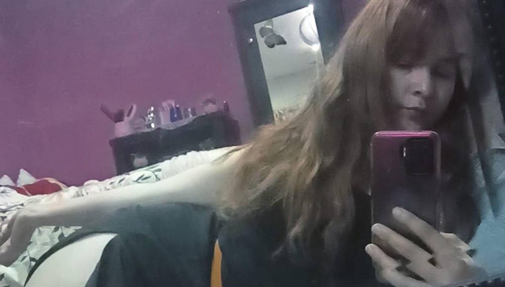 En la noche del lunes, un grupo de mujeres se manifestaron a las afueras de la tienda por departamento.