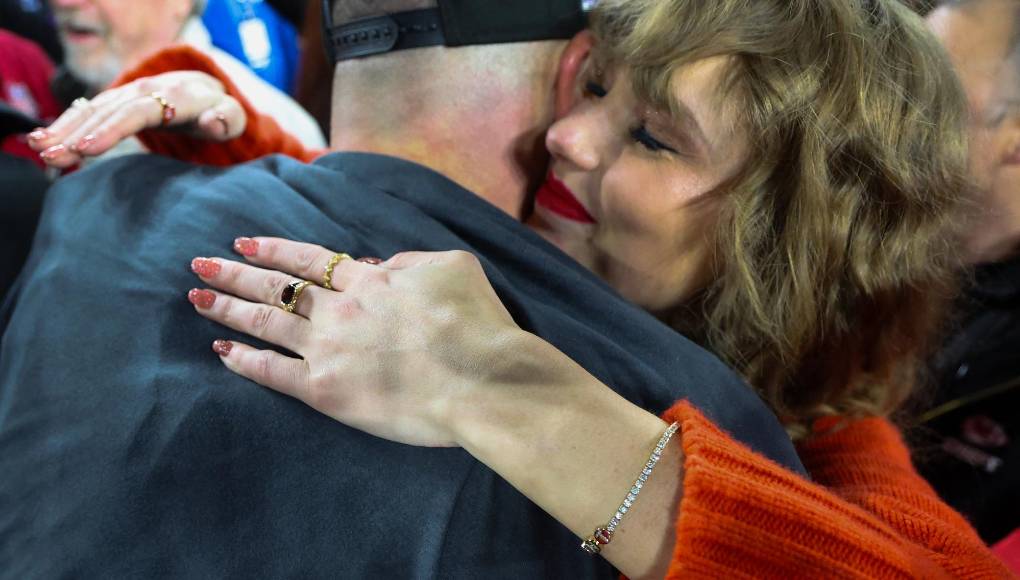 BALTIMORE, MARYLAND - JANUARY 28: A detailed view of Taylor Swift's hand as she hugs Travis Kelce #87 of the Kansas City Chiefs after a 17-10 victory against the Baltimore Ravens in the AFC Championship Game at M&amp;T Bank Stadium on January 28, 2024 in Baltimore, Maryland. Rob Carr/Getty Images/AFP (Photo by Rob Carr / GETTY IMAGES NORTH AMERICA / Getty Images via AFP)