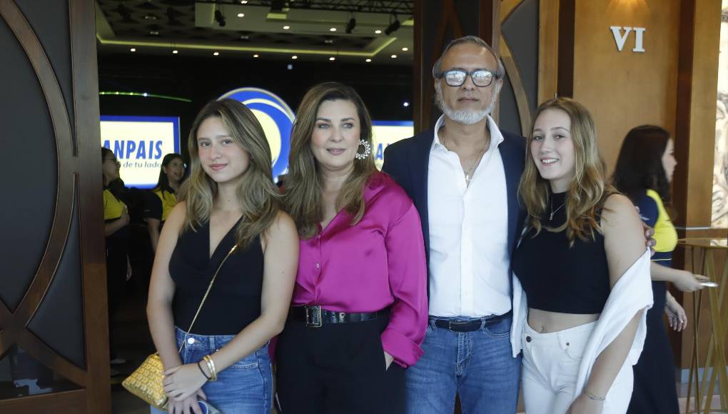 Analía Banegas, Lourdes Moreno, Javier Banegas e Iris Banegas.