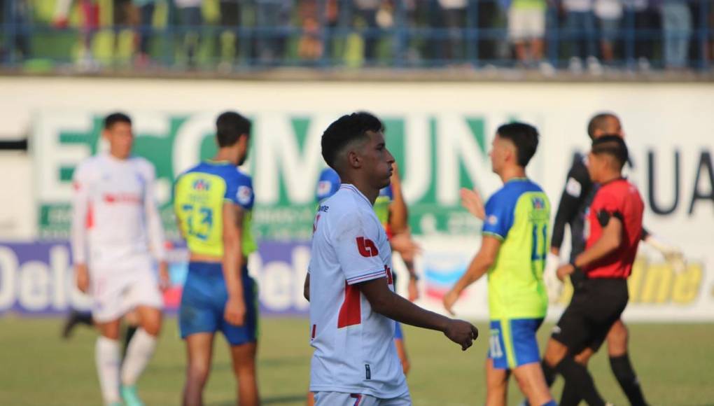 José Mario Pinto resoplando frustrado después de la derrota del Olimpia en Olancho.