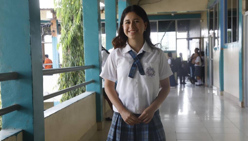 La alumna Julissa Elizabeth Lemus Hernández, de 18 años de edad, alumna del tercer año de Administración de Empresas y quien cuenta con un índice del 94% contó que ser de excelencia académica se debe a los valores y disciplina que le han inculcado en su hogar.