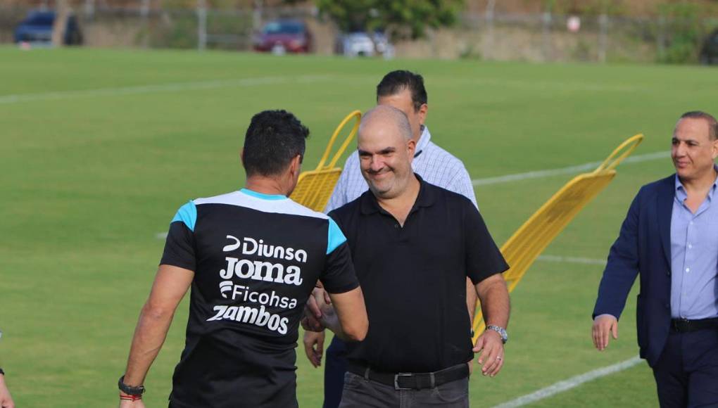 Tato Saybe saluda a un miembro del cuerpo técnico de la selección hondureña.