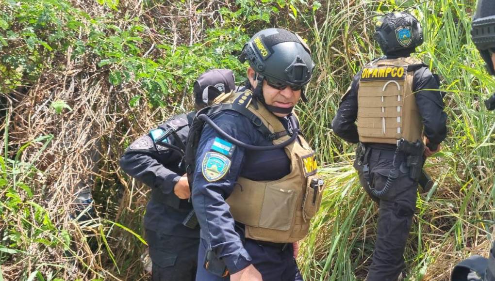 Agentes de la Dirección Policial Antimaras y Pandillas contra el Crimen Organizado (Dipampco) inspeccionando el narcolaboratorio.