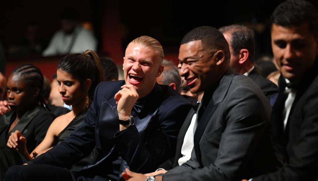 Haaland ya no tendría posibilidades de ir al Real Madrid ante la inminente contratación de Mbappé. El panorama cambia por completo, ya que si el noruego ficha por los blancos tendría que compartir el ataque y es allí donde el francés lleva la ventaja porque es la prioridad.