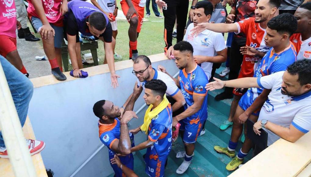 Jairo Róchez tuvo que ser controlado por sus compañeros tras el final del partido.