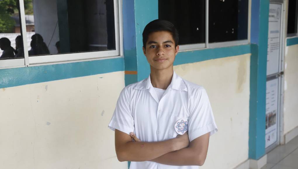 Por su parte, Carlos Alberto Cerros Leonardo, de 15 años de edad y estudiante del décimo de Bachillerato en Ciencias y Humanidades y quien tiene un índice académico del 95% aseveró que, el éxito de sus buenas calificaciones se debe al esfuerzo y buen desempeño que a diario le pone a sus estudios y el apoyo infinito de sus padres de familia.