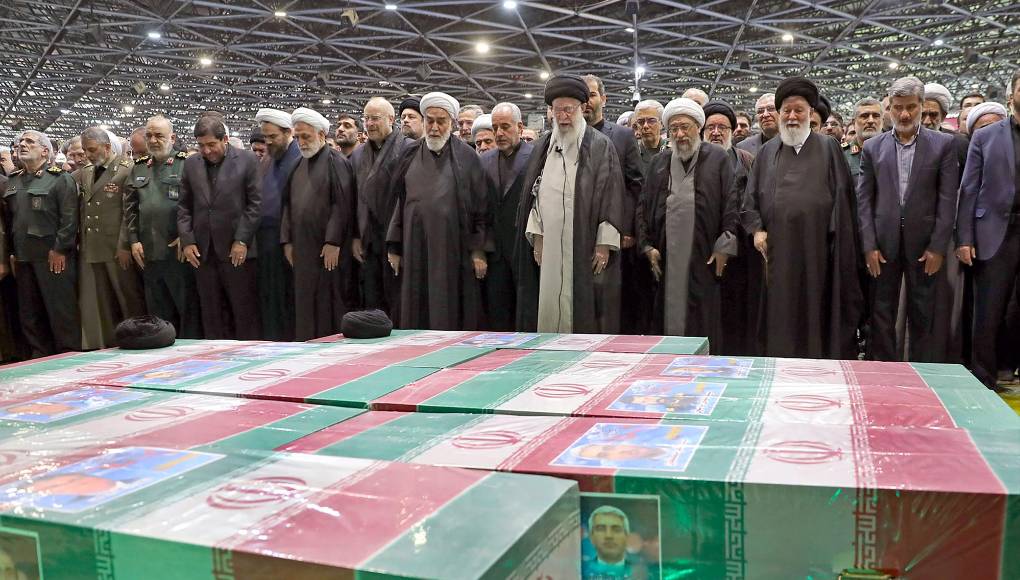 Jamenei, que es la autoridad de más alto rango en <b>Irán</b>, se prosternó ante los ataúdes de los fallecidos cubiertos con la bandera verde, blanca y roja, símbolo de la República Islámica. 