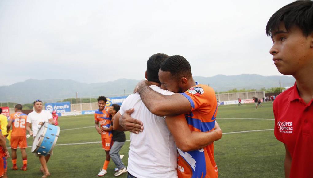 Róchez fue uno de los goleadores del partido y no pudo ocultar su emoción tras la salvación. 