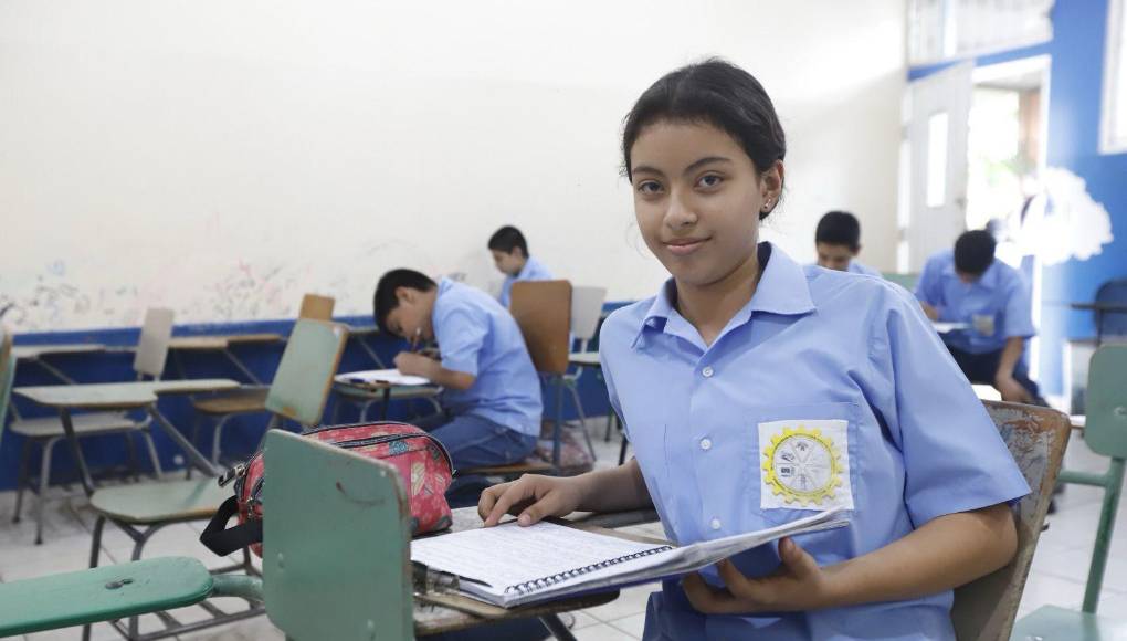 Por su parte, la alumna Katherine Vanessa López Cardona, de 13 años de edad, estudiante del octavo de ciclo común técnico y quien cuenta con un índice del 95% mencionó que ser de excelencia es ser comprometida con sus estudios ya que desde su hogar le han inculcado mucha disciplina.