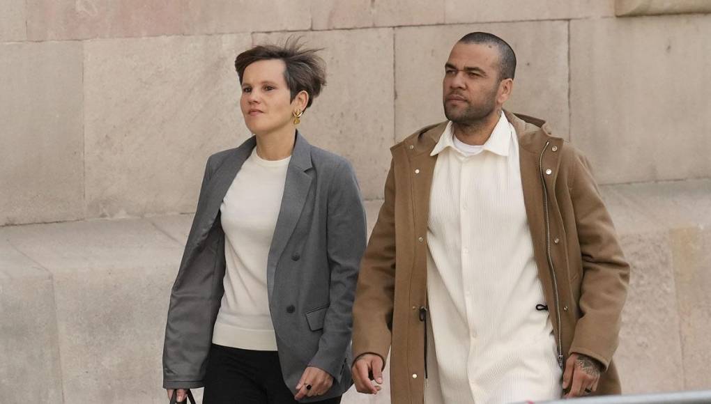Dani Alves sigue acaparando portadas y no hay día que se salga una información sobre el ex del Barcelona, que sigue disfrutando de la libertad tras pasar 14 meses en la cárcel de Brians 2 después de ser condenado a cuatro años y medio por la violación a una joven en los baños de la sala VIP de la discoteca Sutton de Barcelona.