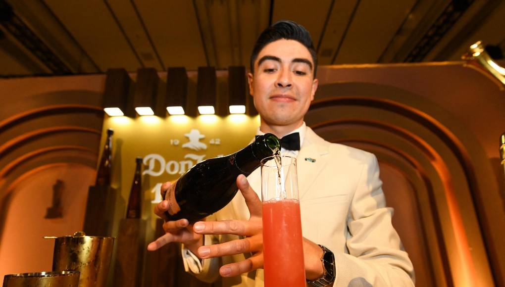 La presencia de México no se echará de menos, pues habrá cócteles hechos a base de tequila Don Julio, inspirados en la gastronomía mexicana, que serán preparados por el mixólogo mexicano Israel Barrón, ganador del concurso World Class México 2023. “El tequila representa a México, tener un destilado mexicano principal en esta gala de los Óscar quiere decir que mi país está creciendo en tendencias gastronómicas, me siento muy orgulloso de representarlo”, contestó a EFE Barrón.