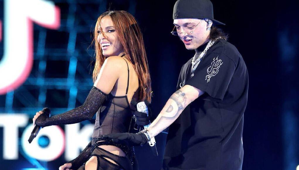 ”¡Hay que lindo, gracias! dijo Anita tras cerrar el romántico beso de cumpleños que le dio Peso Pluma.